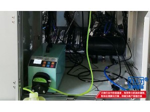 采用蠕动泵灌装水平尺料液